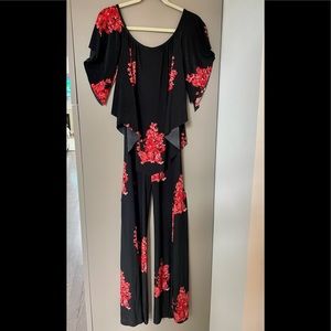 Ducci black w/ red tones floral print,
jumper palazzo pants style, size small
